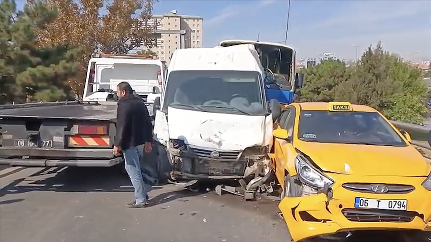 Ankara'da 6 aracın karıştığı zincirleme trafik kazasında 6 kişi yaralandı. --> Ankara'da 6 araçtan oluşan zincirleme trafik kazasında 6 kişi yaralandı.