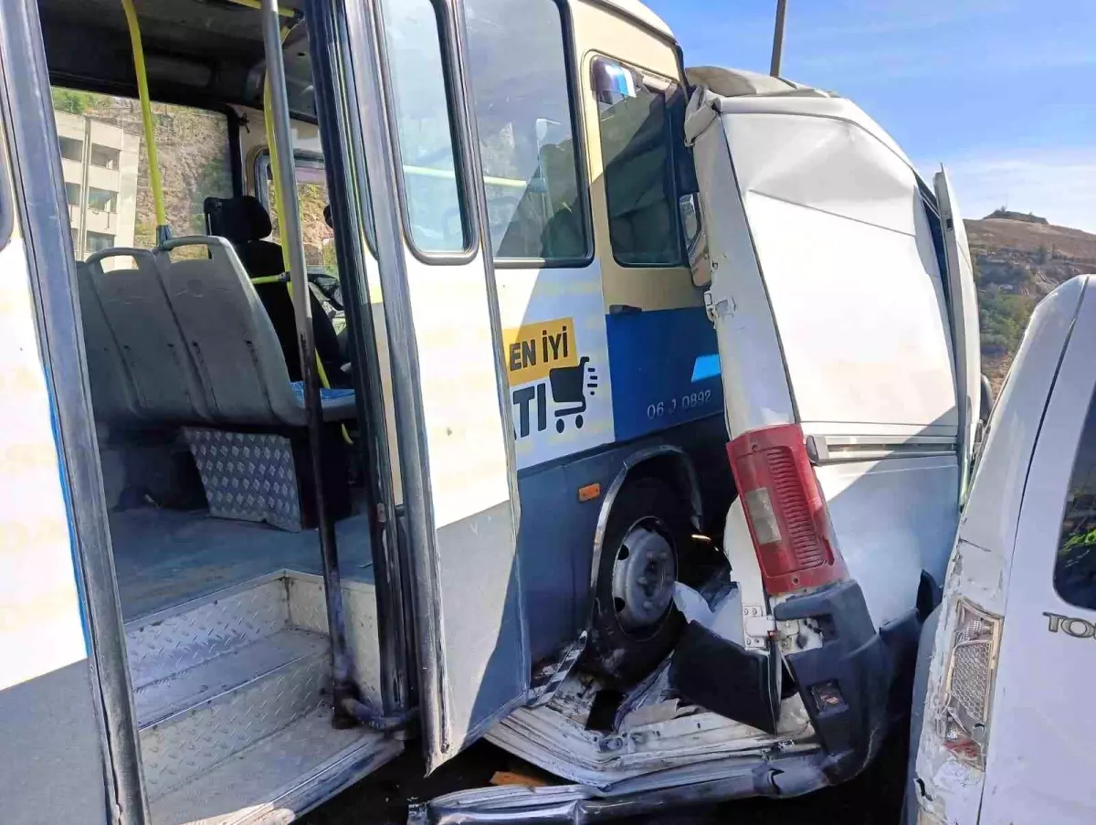 Ankara'da Ardışık Trafik Kazası: 6 Yaralı