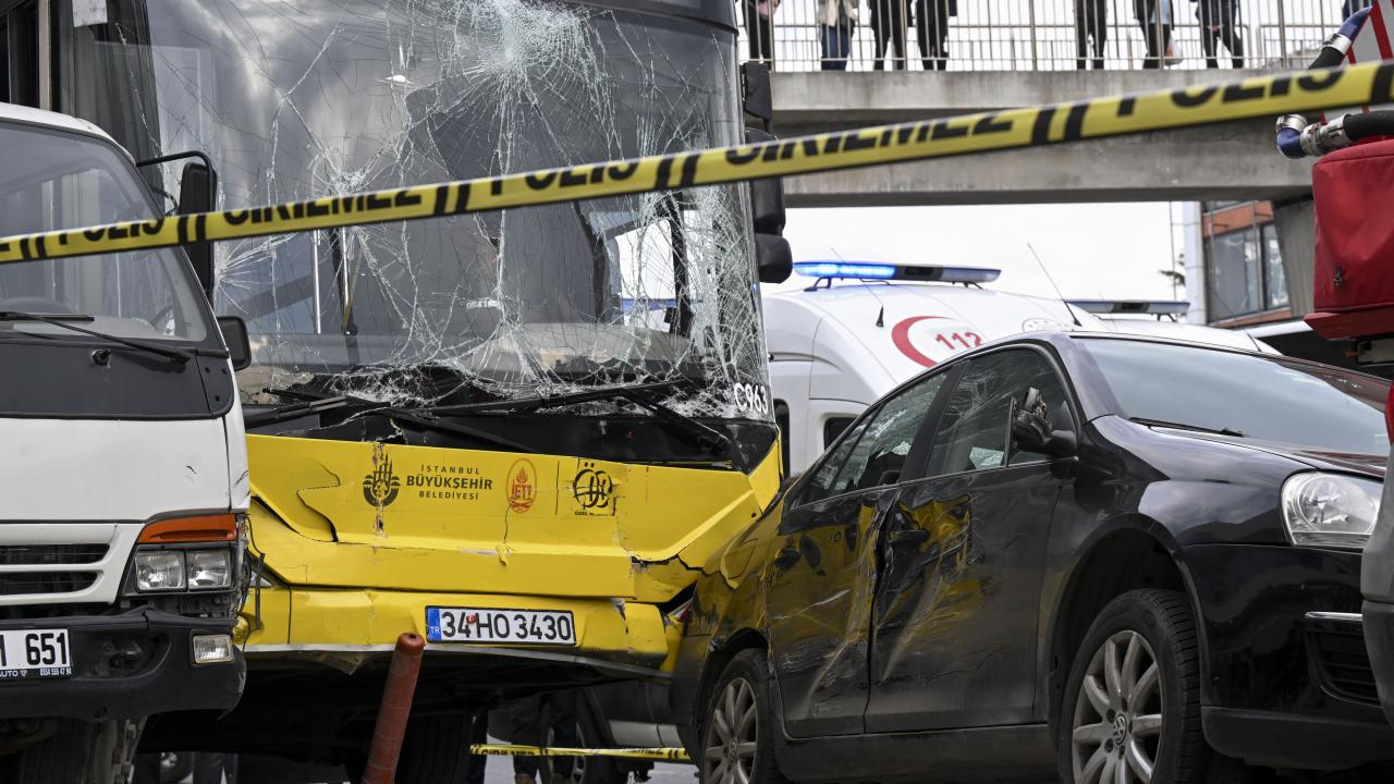 İstanbul'da İETT otobüsü kaza yaptı: Olay güvenlik kamerasında kaydedildi