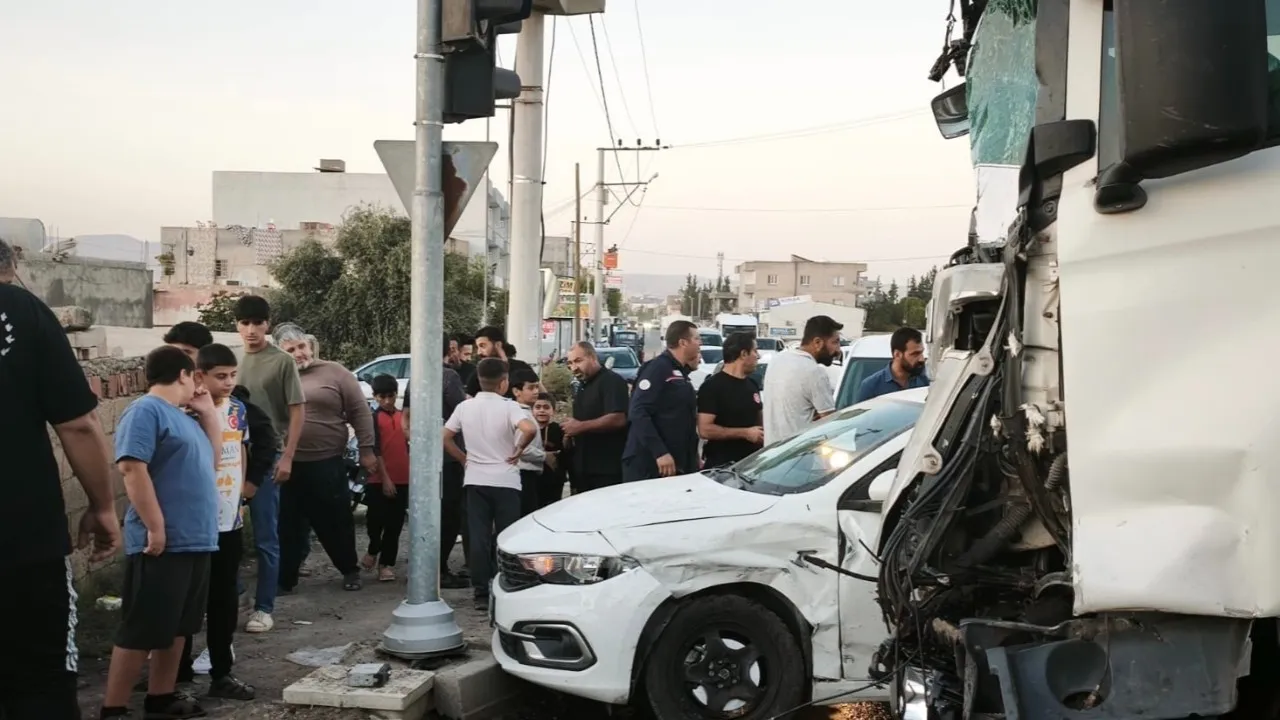 Mardin Kızıltepe'de tır ve otomobil kaza yaptı, bir kişi yaralandı.