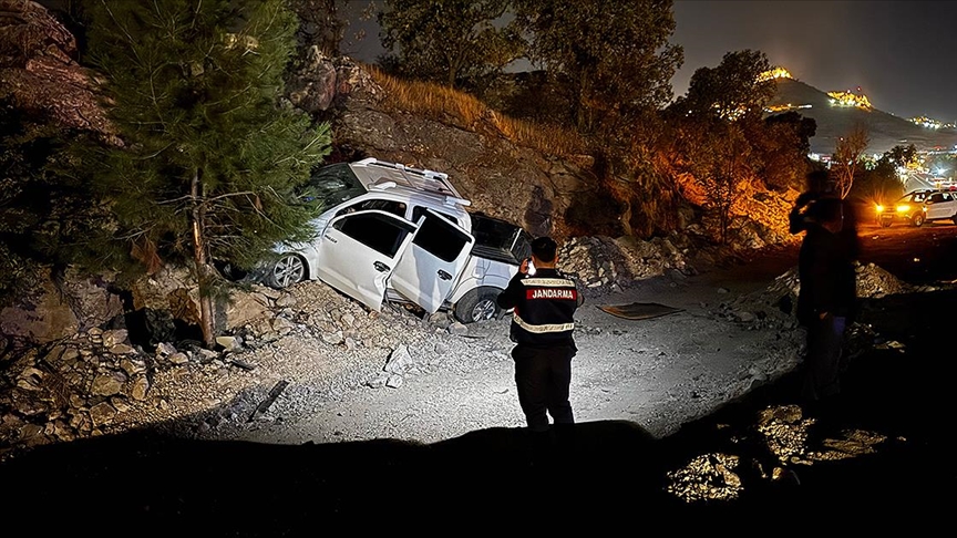 Mardin'de pikap kazasında sıkışan sürücü, UMKE ekiplerince kurtarıldı.