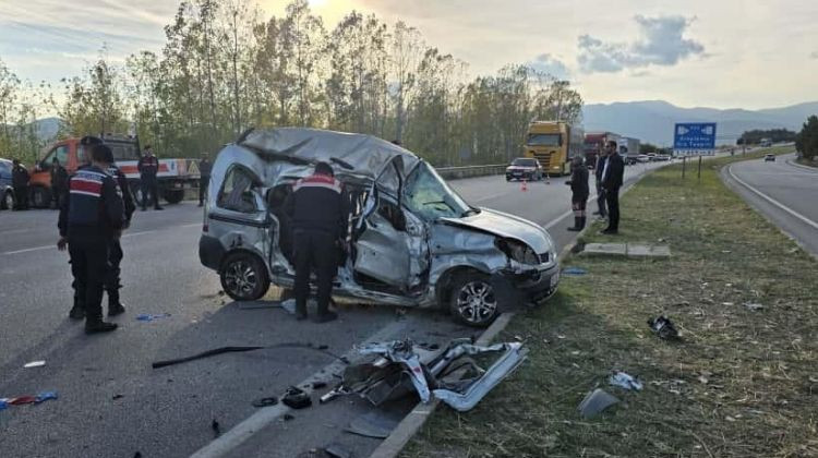 Ölü ve yaralılar: Kamyon ve ticari araç çarpıştı.