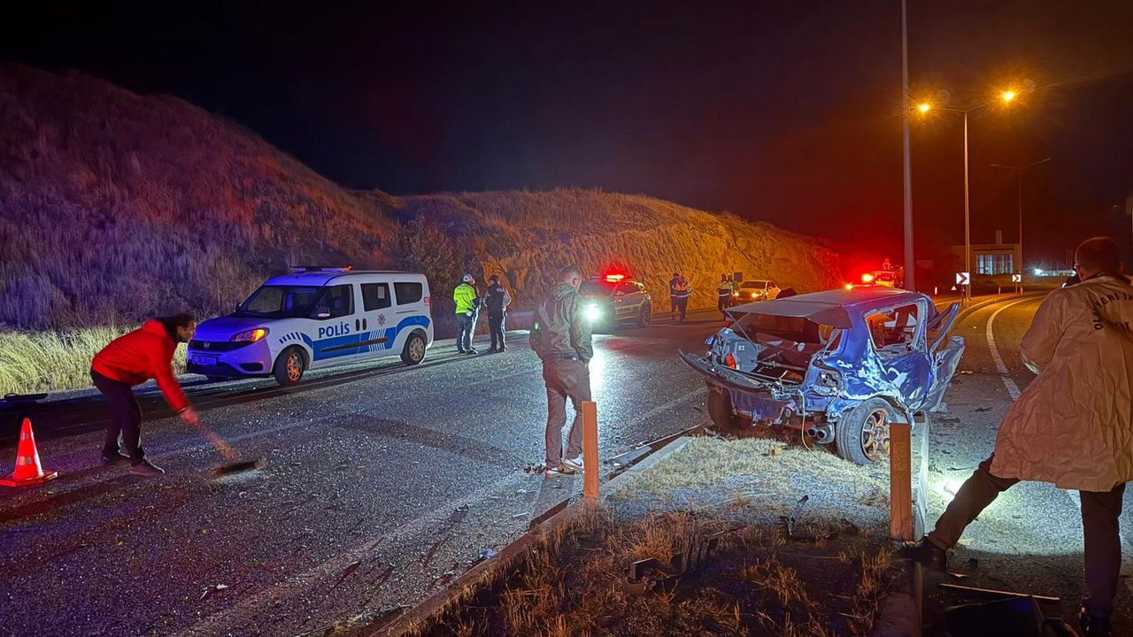 Yozgat'ta direğe çarpan aracın sürücüsü hayatını kaybetti.