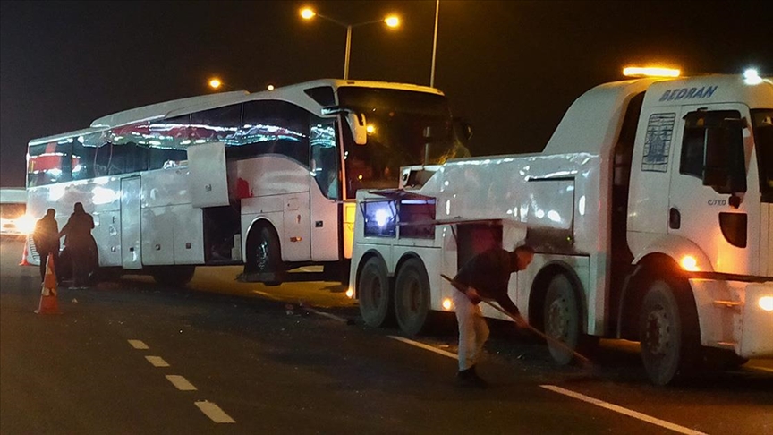 Bolu Dağı'nda tır ile otobüs çarpışması nedeniyle ulaşım aksadı.