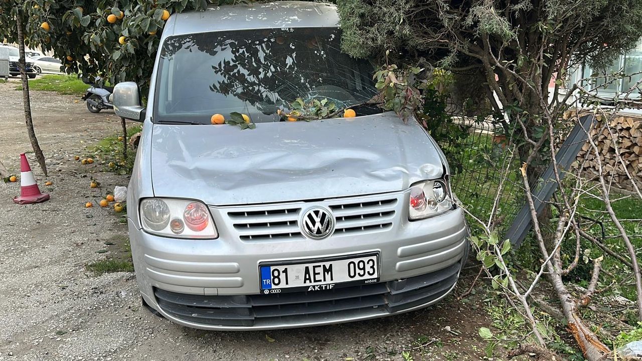 Düzce'de minibüs durakta çarptı, 1 kişi öldü 1 kişi yaralandı.