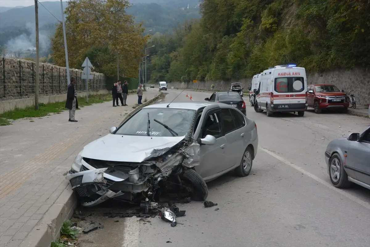 İnebolu'da Kaza: 4 Kişi Yaralandı