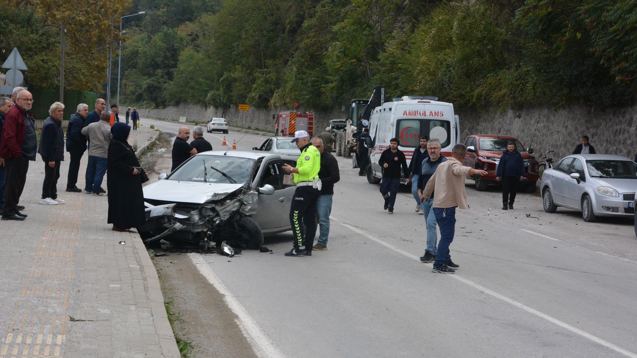 Kastamonu'da araçlar çarpıştı, 4 kişi yaralandı.