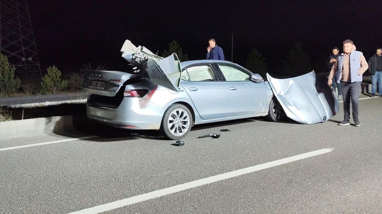 Kütahya'da bir kamyonla çarpışan araç sürücüsü öldü.