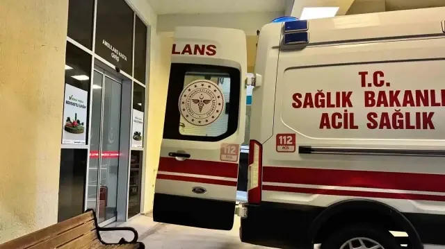 Minibüs ve araç çarpıştı, 12 kişi yaralandı.