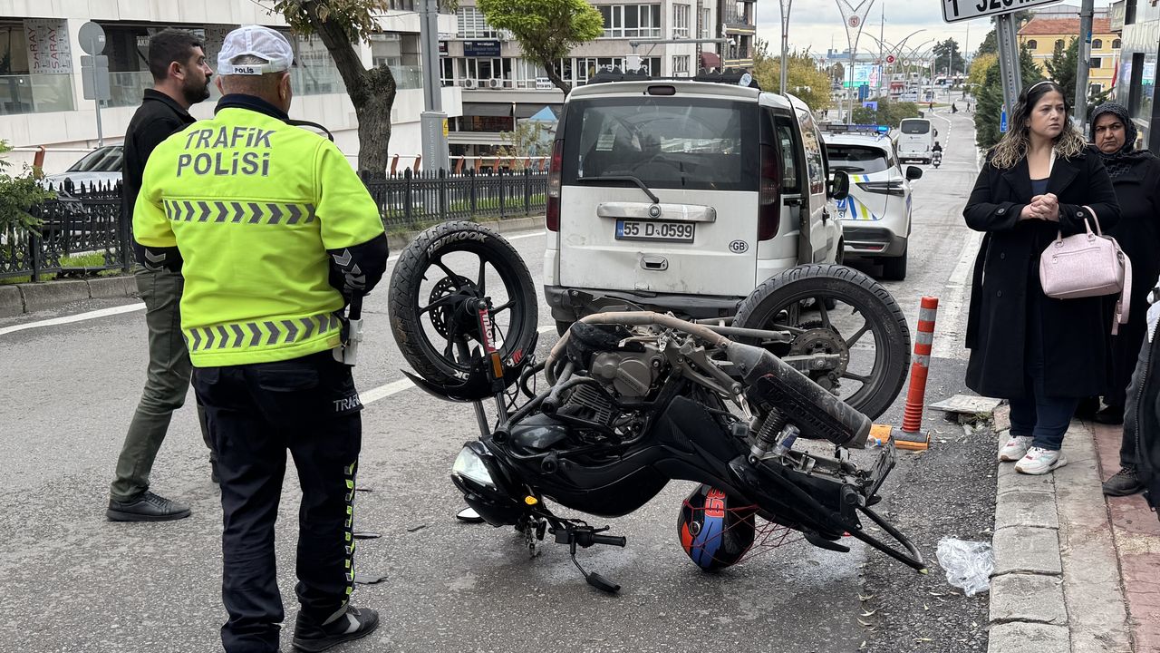 Samsun'da motosiklet ile dolmuşun kaza yapması sonucu 1 kişi yaralandı.