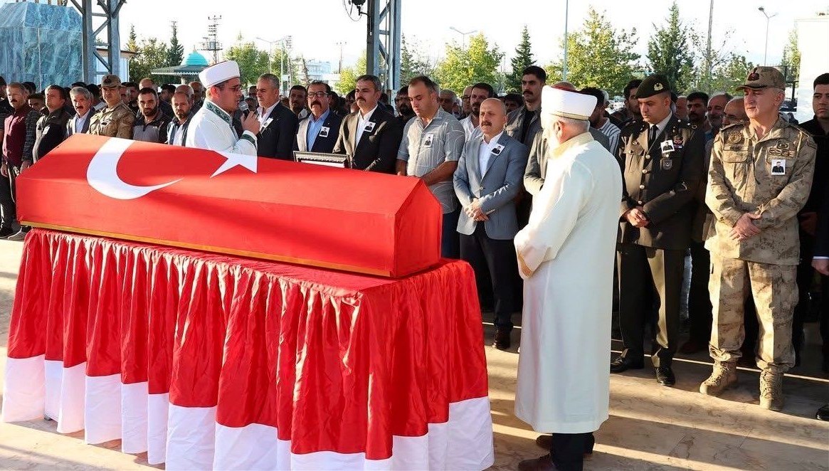 Uzman çavuşun hayatını kaybettiği kaza sonrası cenazesi defnedildi.
