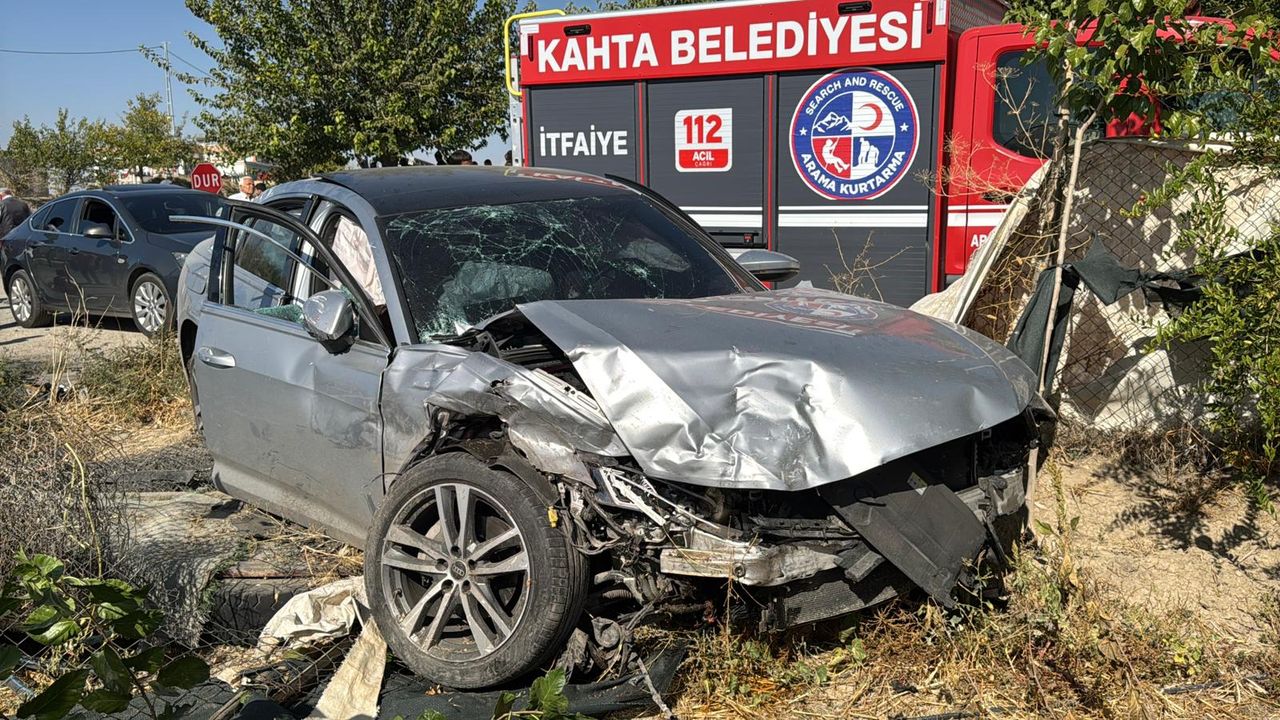 Adıyaman'daki kaza: Otomobil ve ambulans çarpıştı, 8 kişi yaralandı.