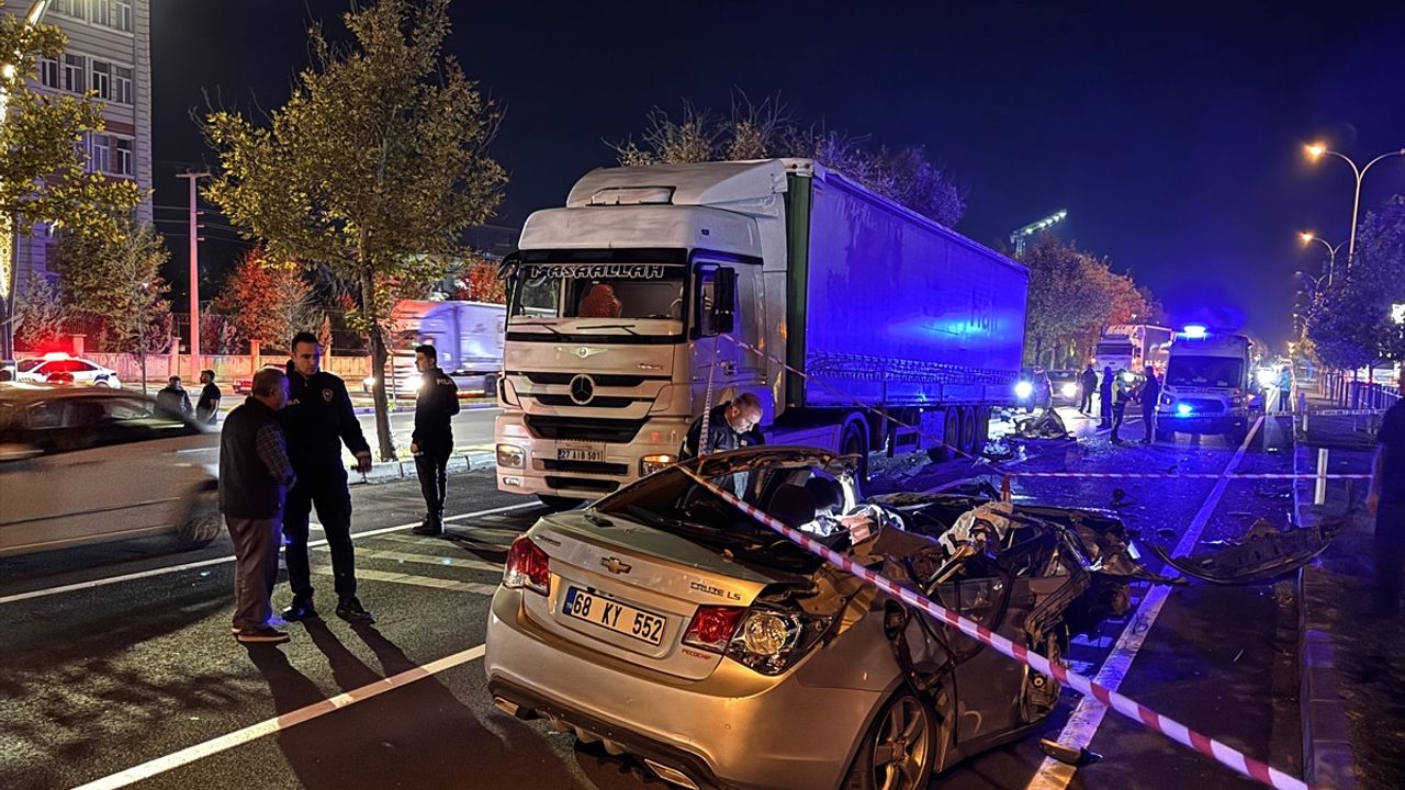 Aksaray'da kaza sonucu bir kişi hayatını kaybetti, bir kişi ağır yaralandı.