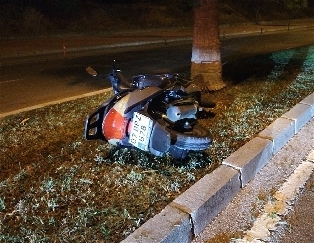 Antalya'da ışık direğine çarpan motosiklet sürücüsü hayatını kaybetti.