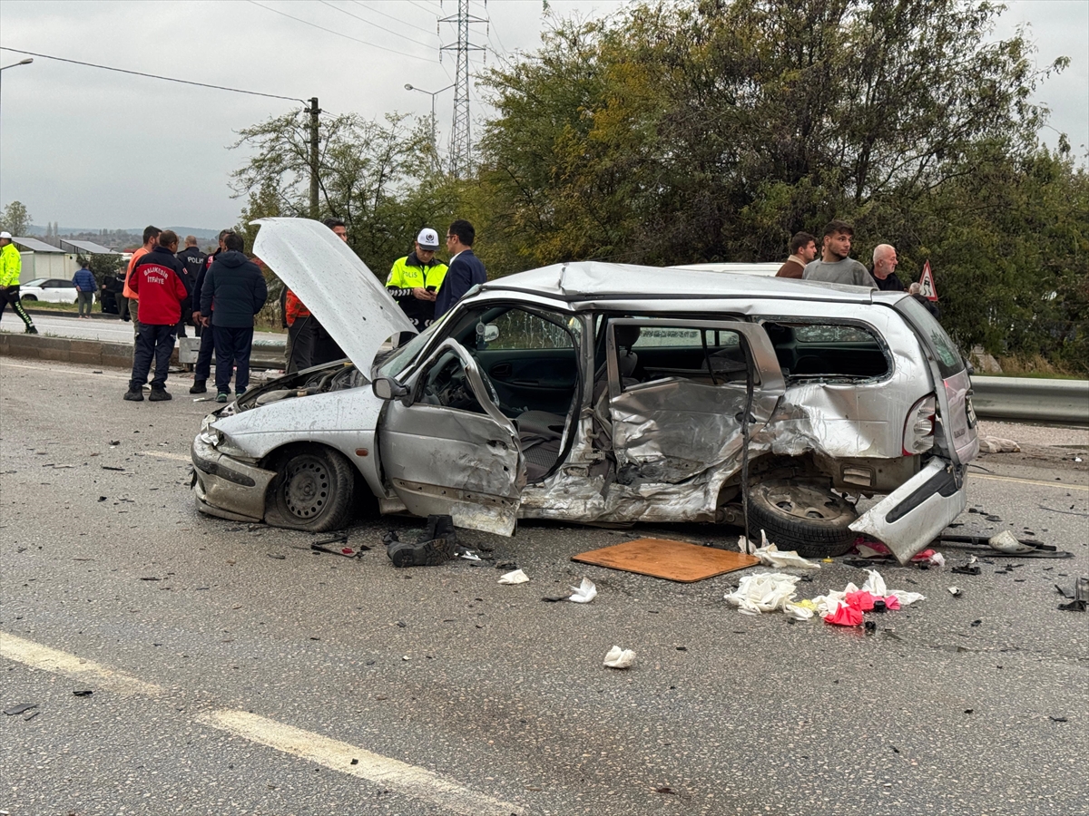Balıkesir'de polis aracının karıştığı trafik kazasında 3 kişi yaralandı.