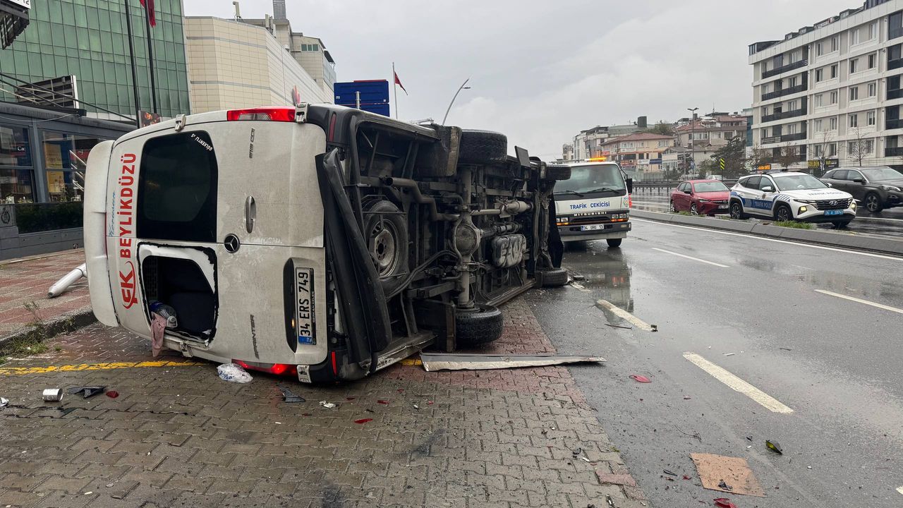Büyükçekmece'de minibüsün devrilmesi sonucu 2 kişi yaralandı.