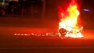 Diyarbakır'da kaza: Motor yangın çıkardı.