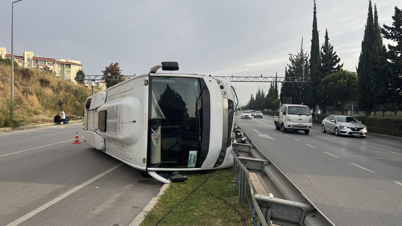 Gaziemir, İzmir'de midibüs devrildi, 5 kişi yaralandı.
