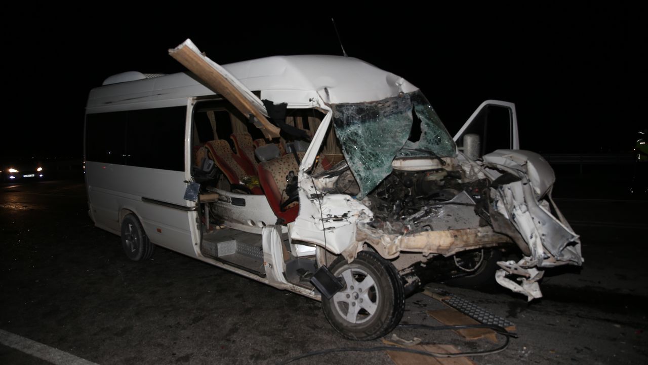 Hatay'da traktör ile minibüsün karıştığı kaza sonucu 14 kişi yaralandı.