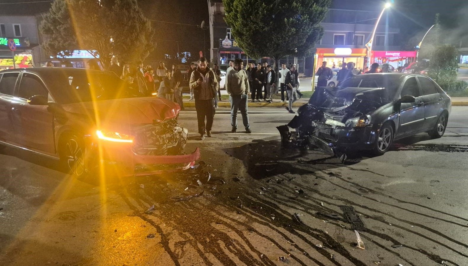 İki kişi, korkunç bir kaza sonucu yaralandı.