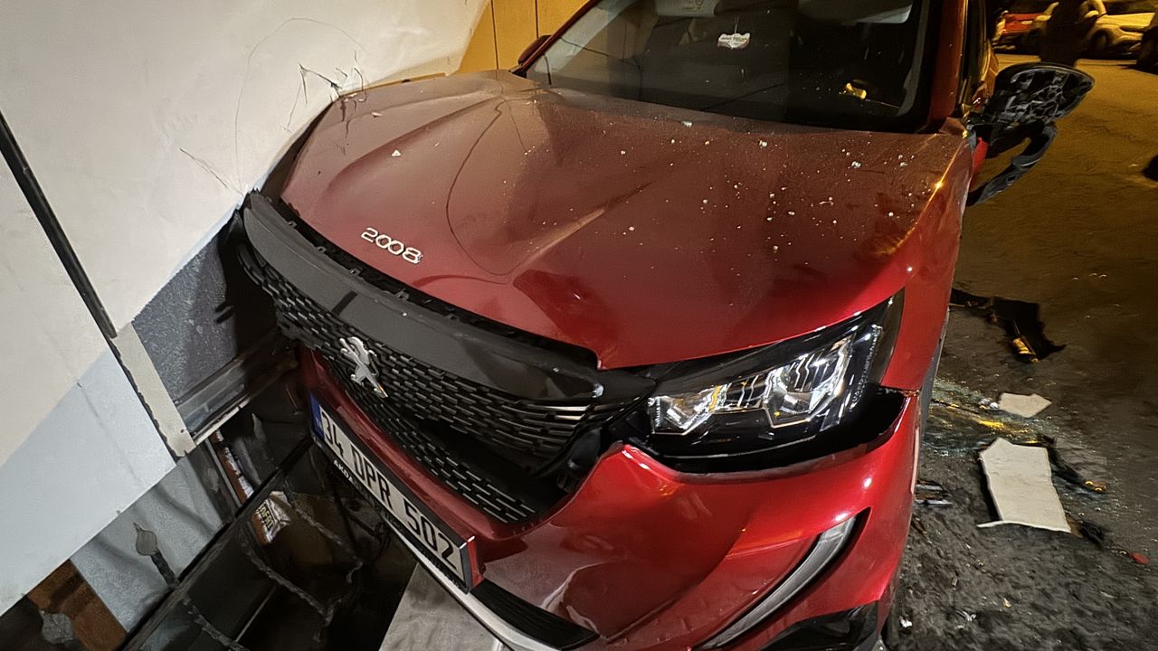İstanbul Eyüpsultan’da otomobilin park halindeki 8 araca çarptığı kazada çok sayıda araç hasar gördü.