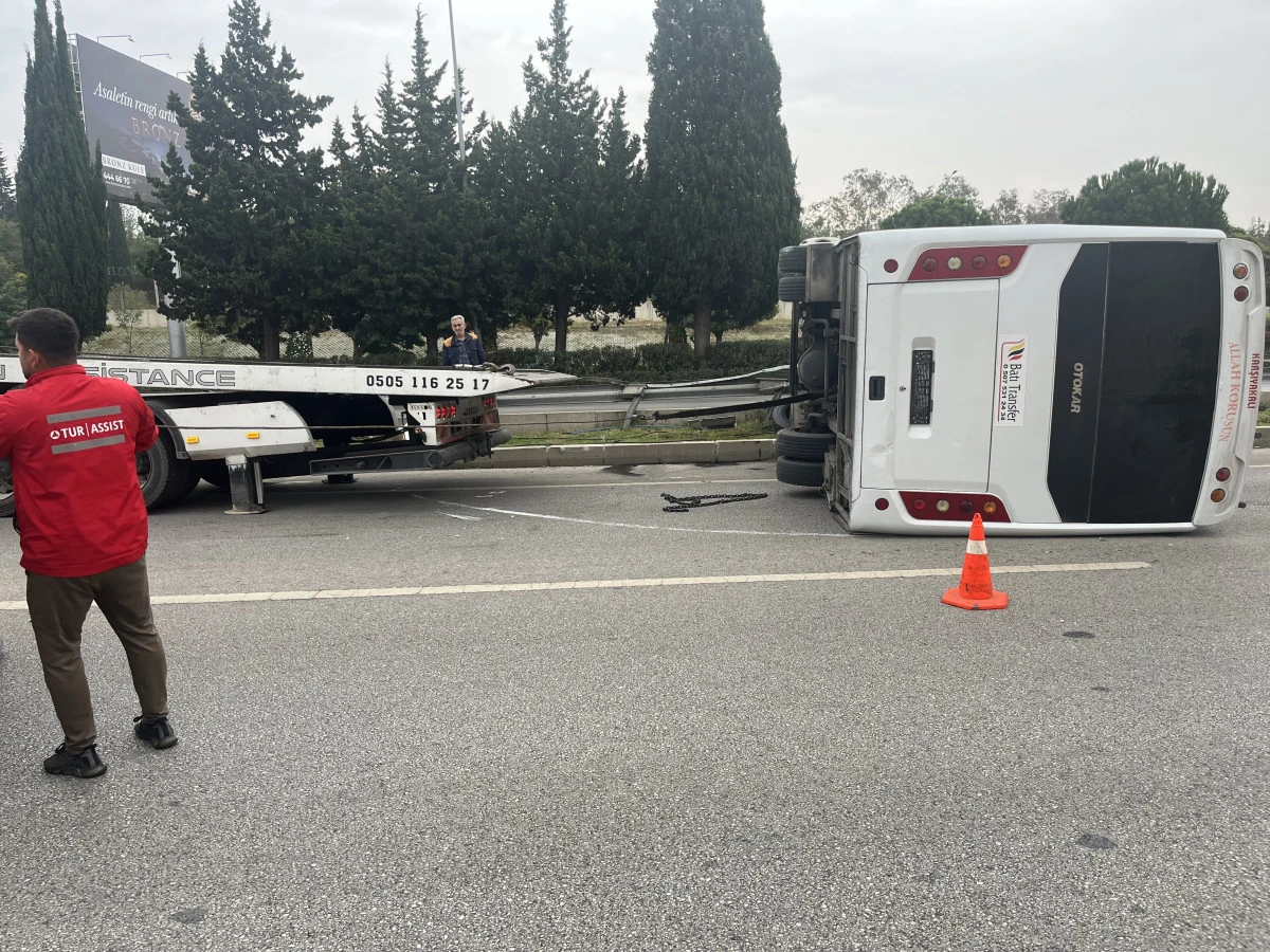 İzmir'de midibüsün devrilmesi trafik kazasına sebep oldu.