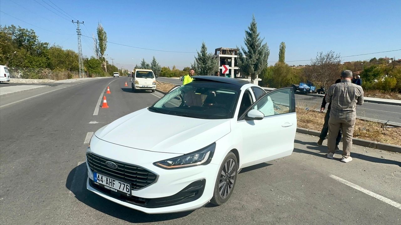 Malatya'da, tarım aracı ile otomobilin kaza yapması sonucu 1'i ağır olmak üzere 3 kişi yaralandı.