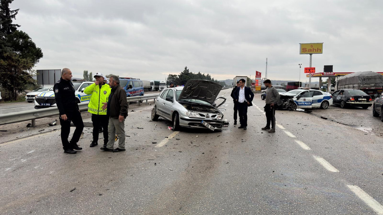 Polis aracı karıştığı kaza sonucunda 3 kişi yaralandı.