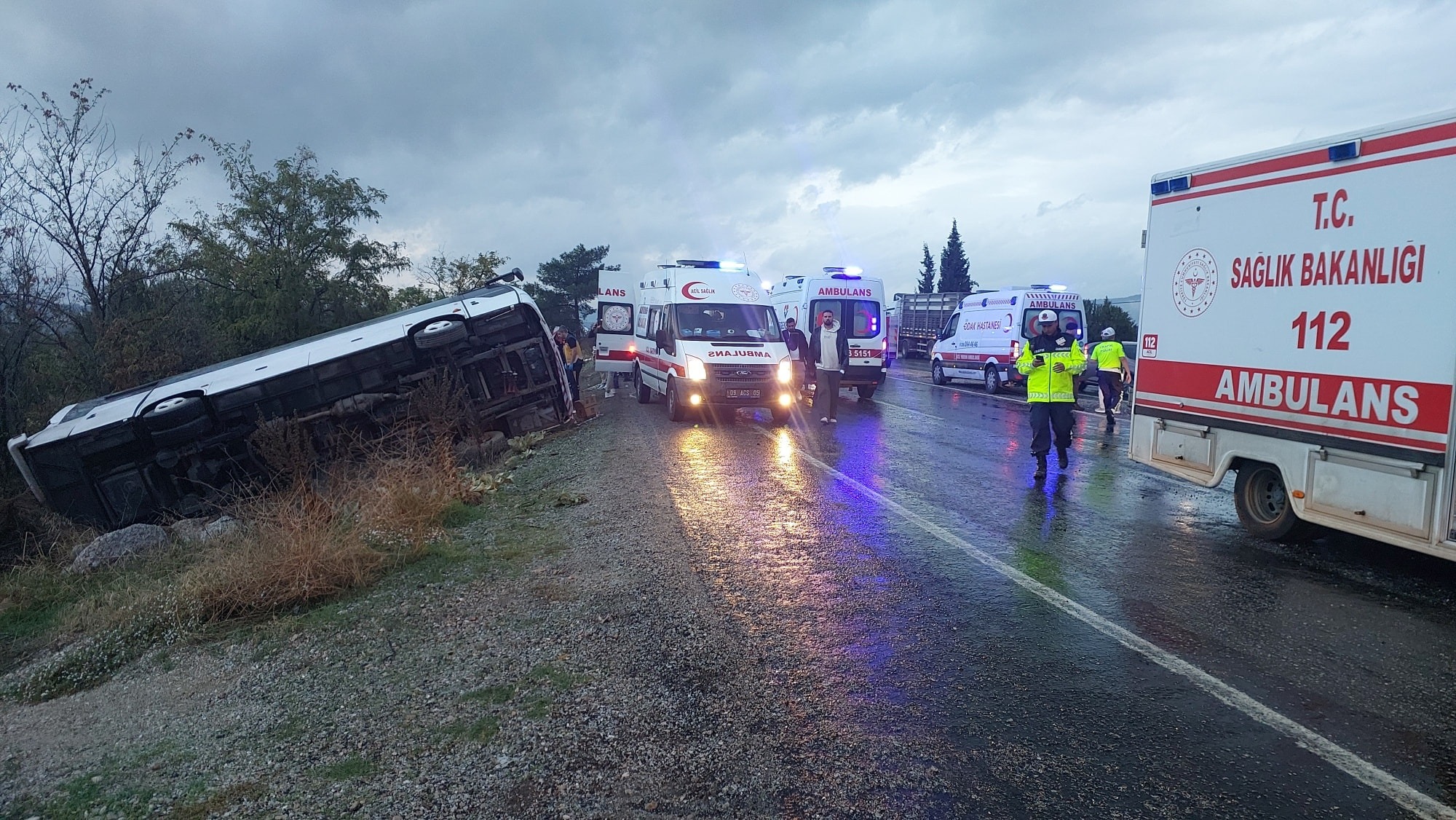 Trafik Kazasında Buldan Yolunda Tur Otobüsü Devrildi: Çok Sayıda Yaralı ve 2 Kişinin Öldüğü İddia Ediliyor