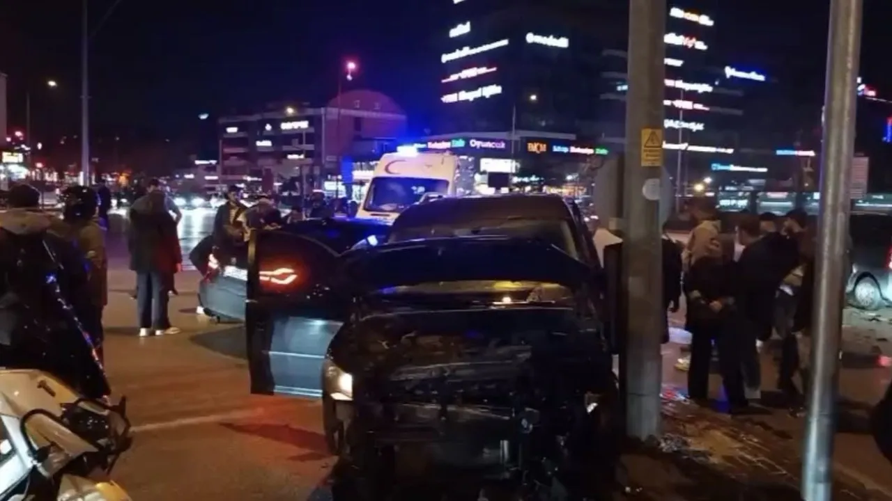 Bursa Mudanya yolu kazasında 3 kişi yaralandı.