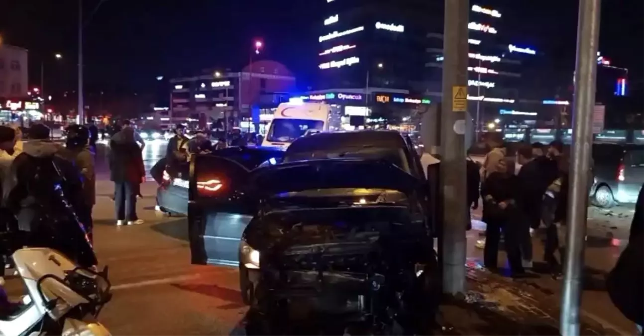 Bursa'da trafik olayı: 3 kişi yaralandı.
