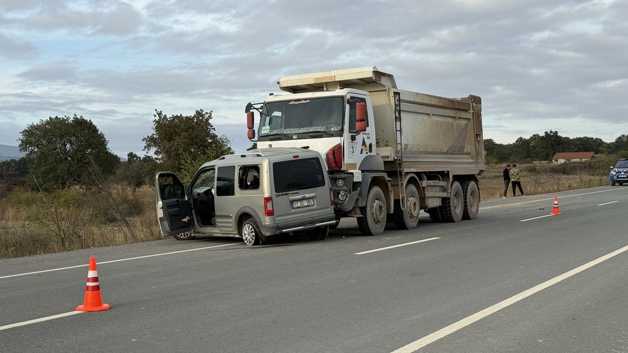 Çanakkale'de ticari araç ile kamyon çarpıştı, bir kişi hayatını kaybetti.