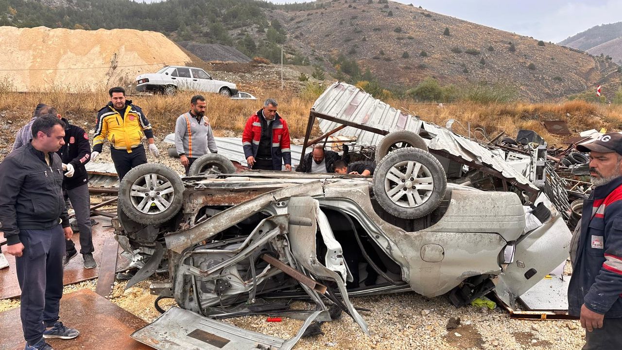 Erzincan'da araç devrildi, 1 kişi hayatını kaybetti, 2 kişi ağır yaralı.
