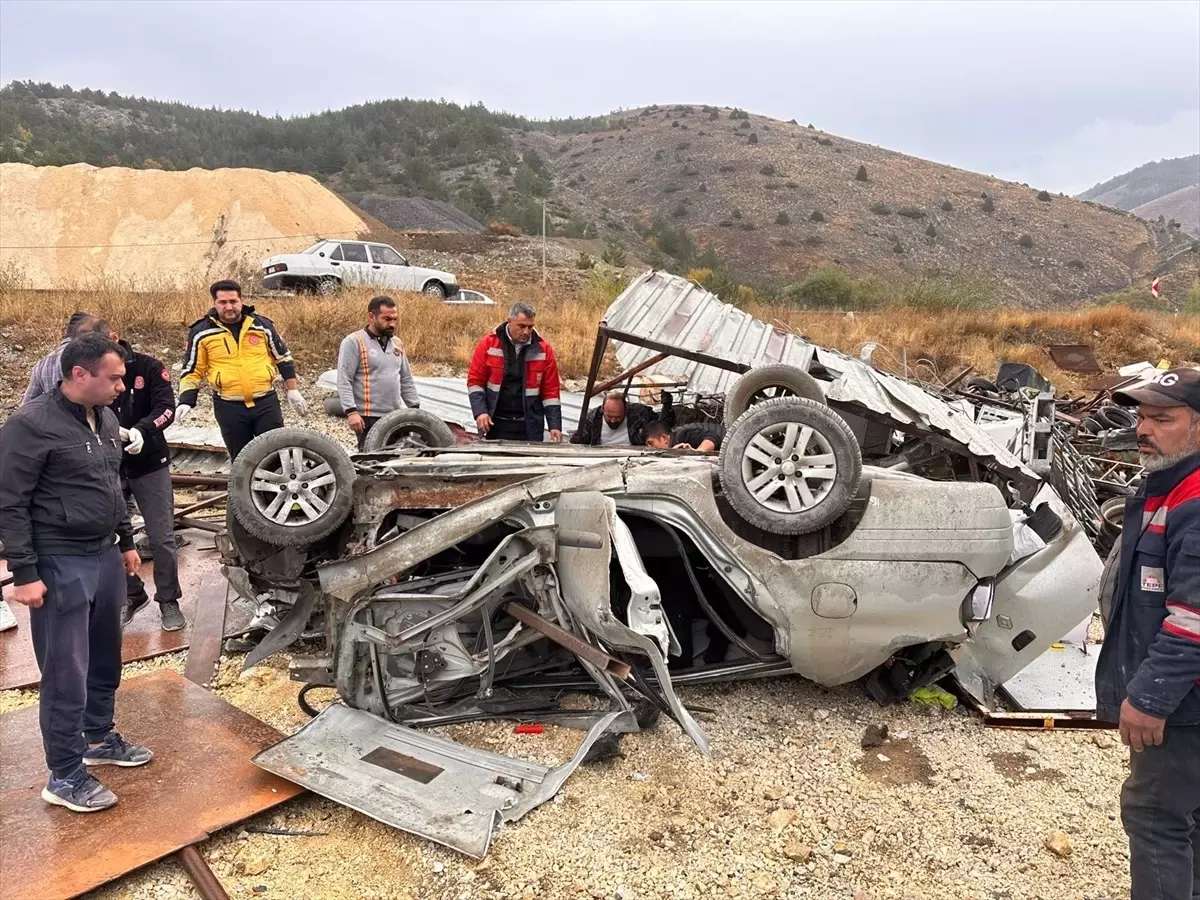 Erzincan'da Kaza: 1 Kişi Hayatını Kaybetti, 2 Kişi Yaralandı.