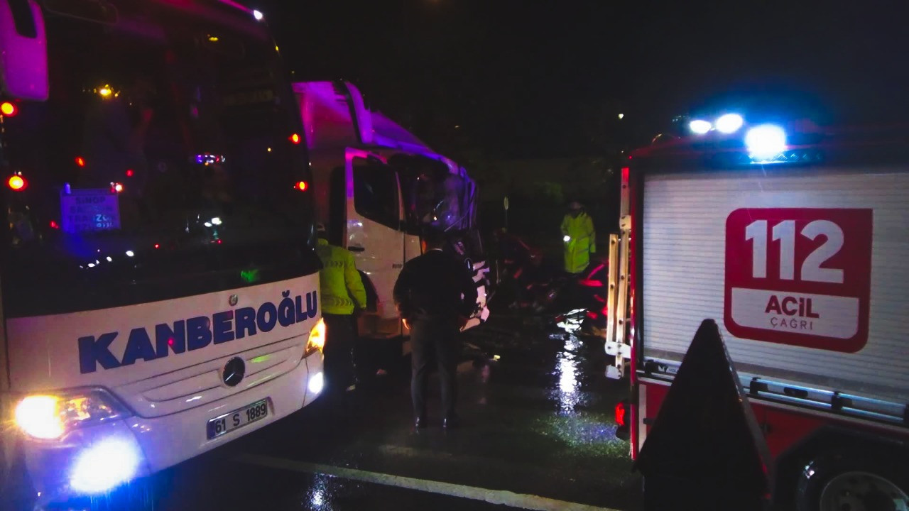 Gece saatlerinde Giresun'da bir tırın kaza yapması.