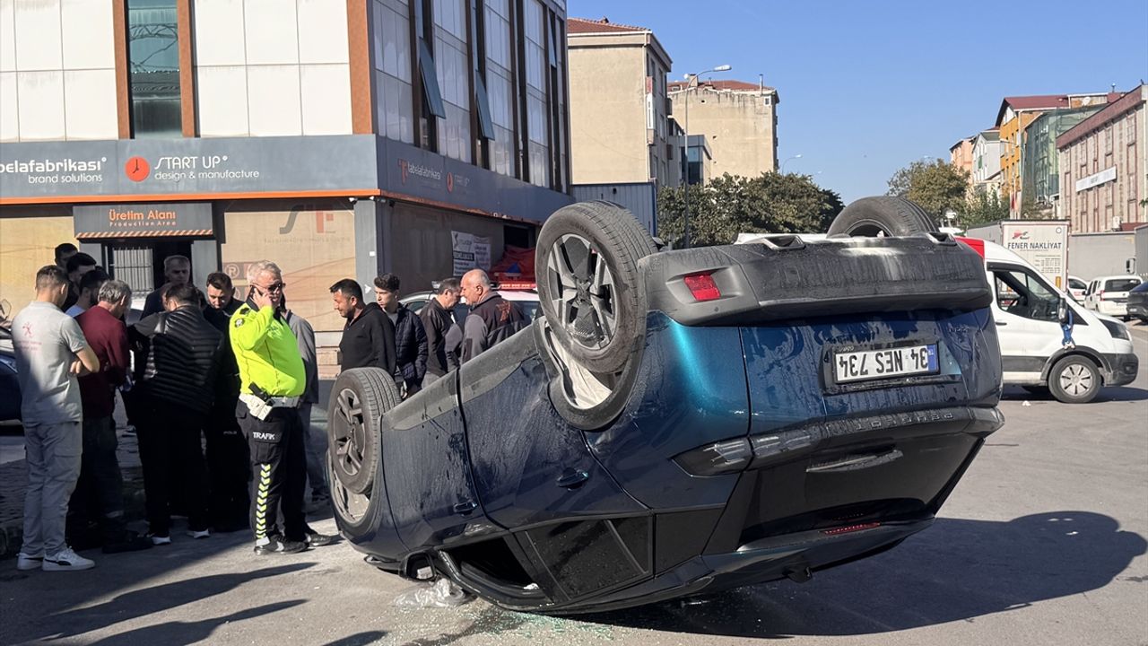 İstanbul Ataşehir'de araç devrildi: 1 kişi yaralandı.