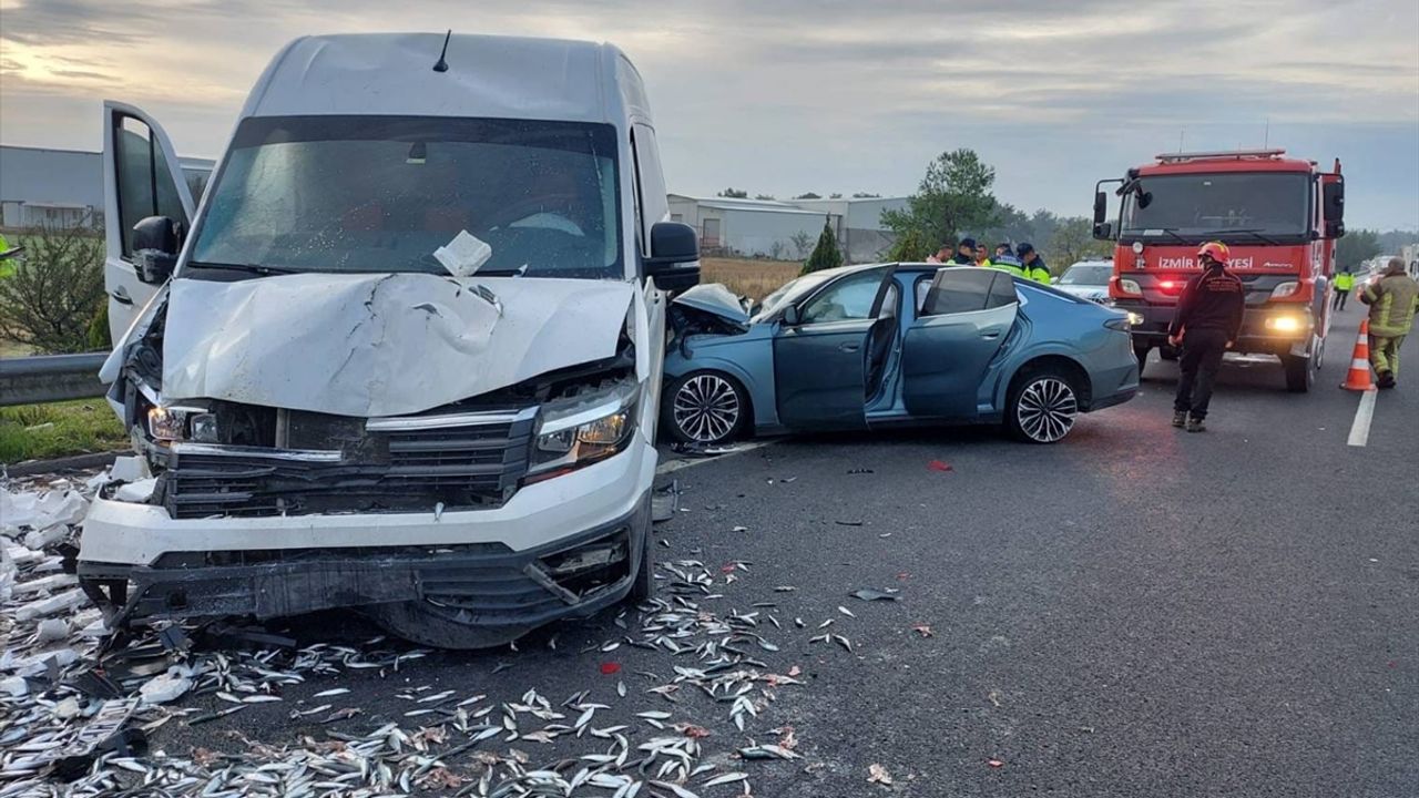 İzmir'de meydana gelen kazada 3 aracın karıştığı trafik kazasında 1 kişi hayatını kaybetti, 4 kişi yaralandı.