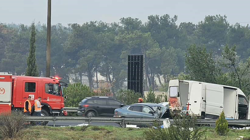 İzmir'de zincirleme kaza sonucu 1 kişi öldü, 3 kişi yaralandı.