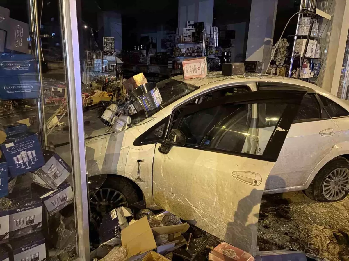 Kaza: Araç Mağazaya Çarptı