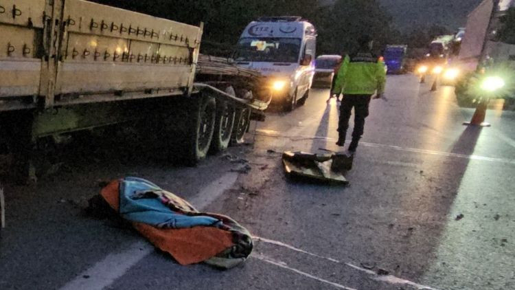 Korkunç kazada lastik değiştirirken tır çarptı, can verdi.