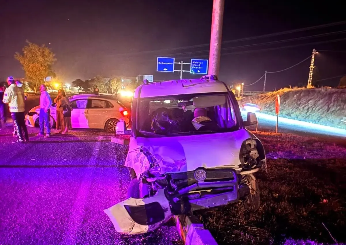 Malatya'da meydana gelen iki trafik kazasında 3 kişi yaralandı.