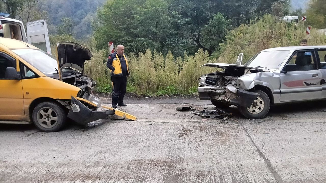 Samsun'da hafif ticari araçla otomobilin karıştığı trafik kazasında 3 kişi yaralandı.