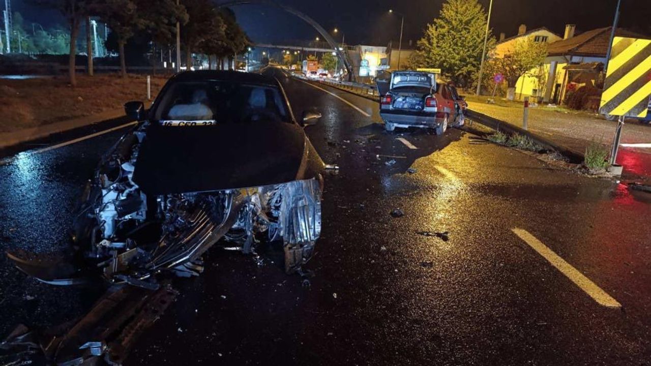 Bilecik'te trafik kazasında 2 kişi yaralı olarak kurtuldu.