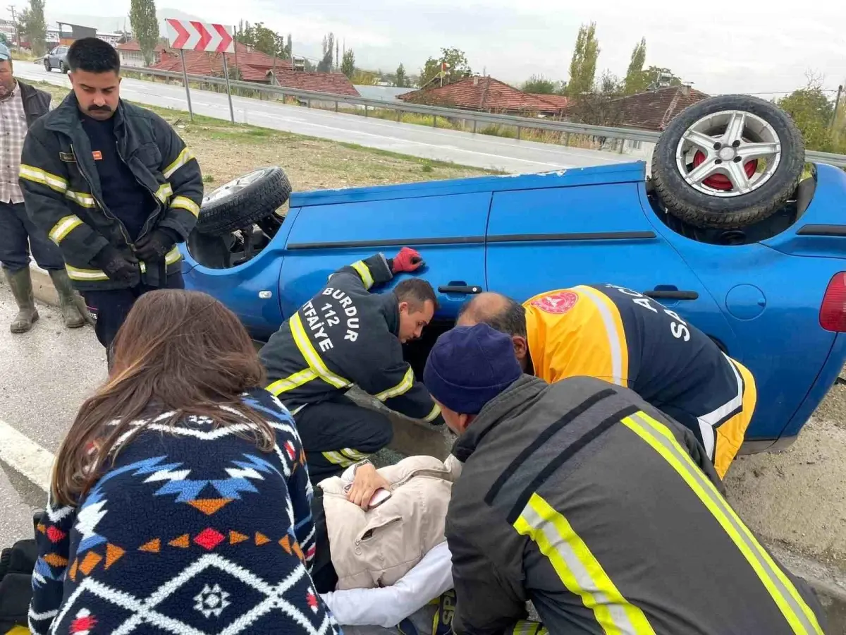 Burdur'da trafik kazasında sürücü kurtarıldı.