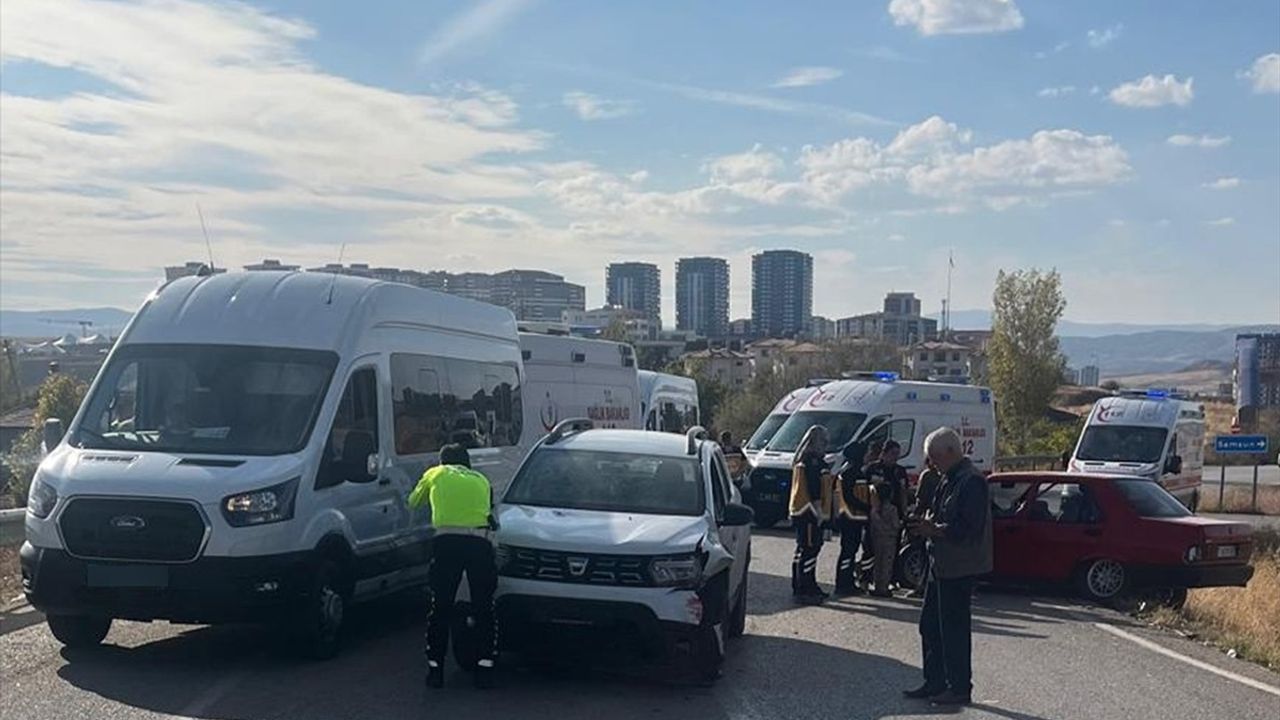 Kırıkkale'de ardışık trafik kazası: 4 kişi yaralandı.