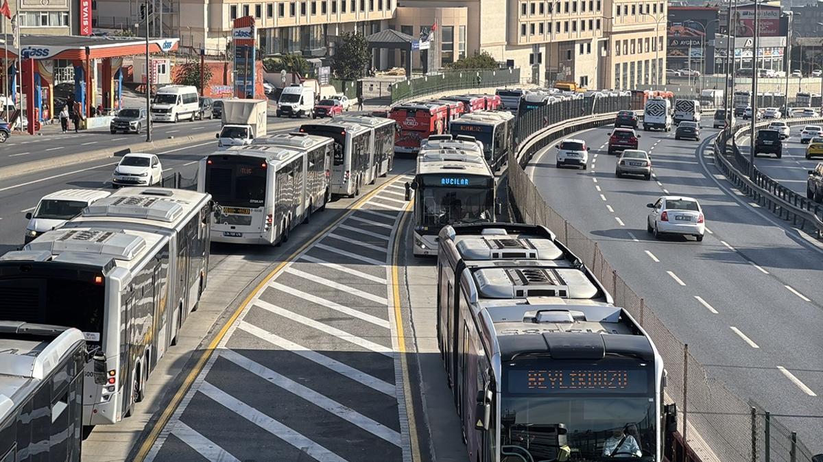 Metrobüs hattında kaza: Uçuşlar etkilendi ve trafik sıkıştı.