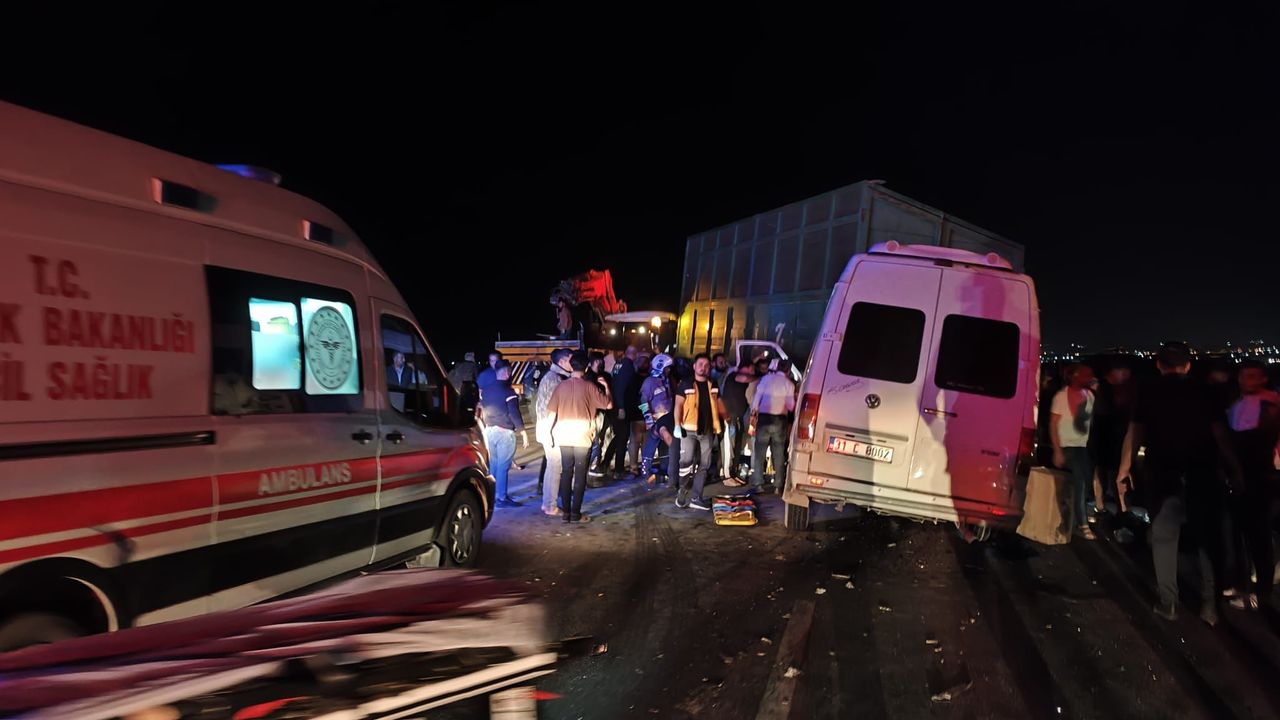 Reyhanlı'da kamyonla minibüs çarpıştı.