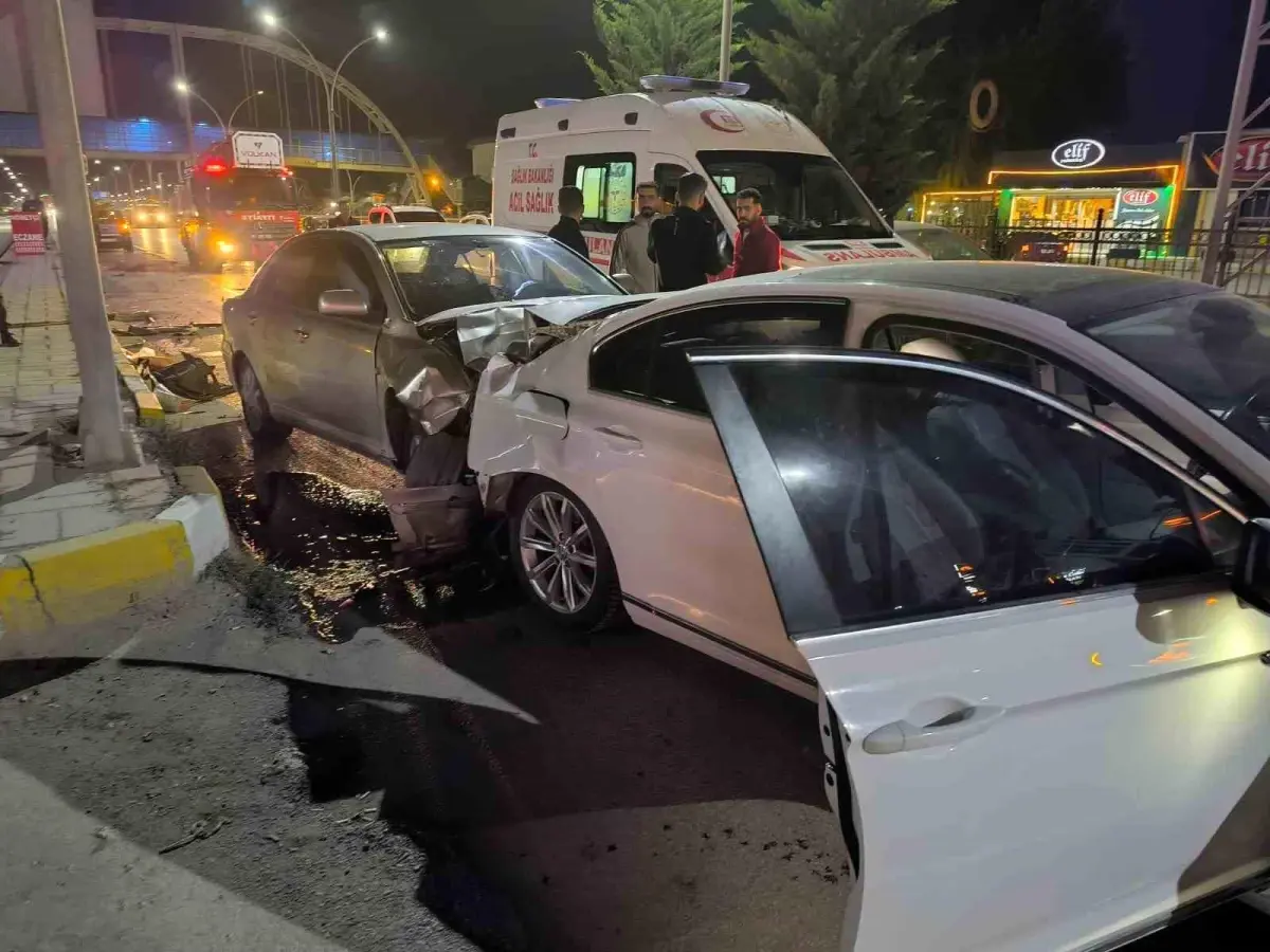 Van'da Ardışık Trafik Kazası: 4 Kişi Yaralandı