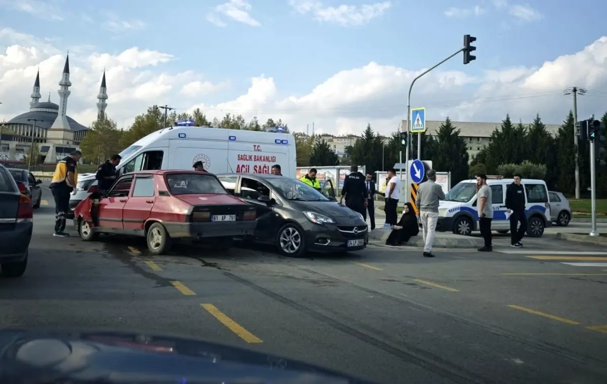 Adapazarı'nda Kaza: 2 Kişi Yaralı
