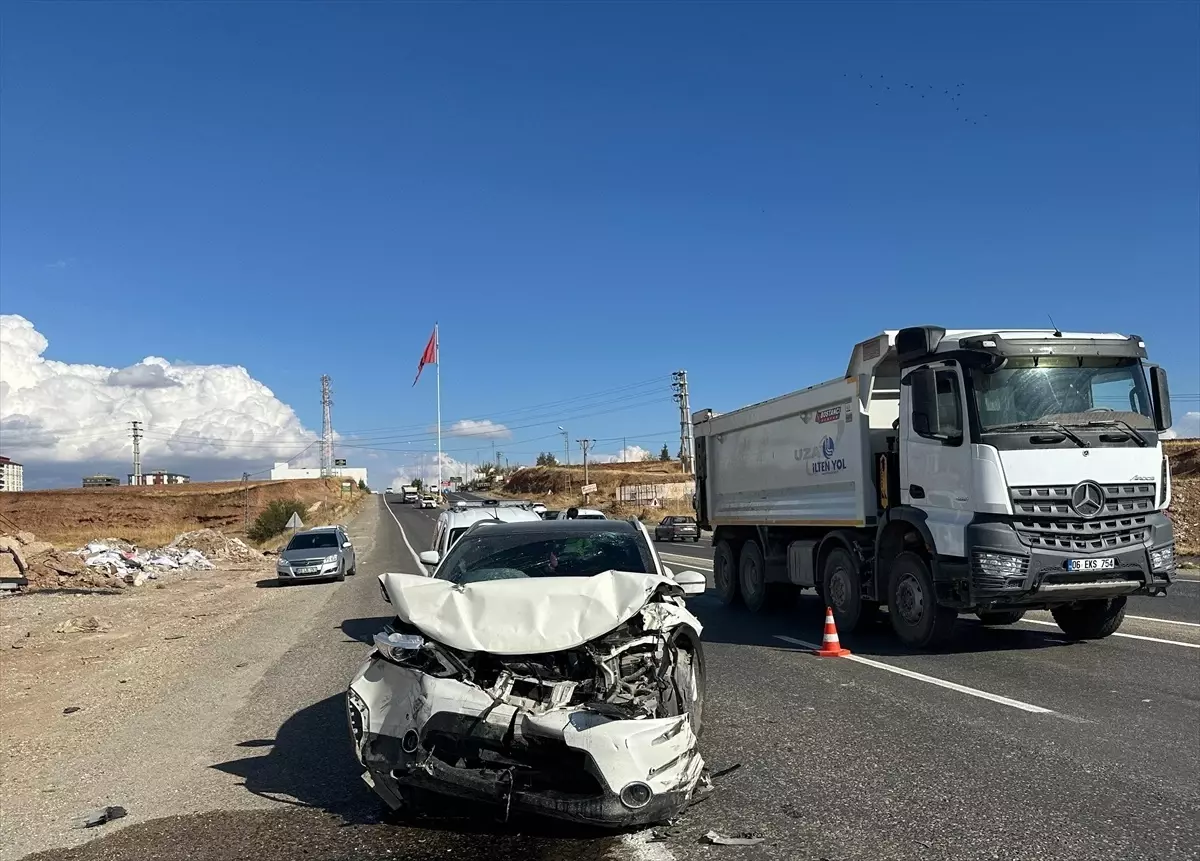 Adıyaman'da 7 kişiyi yaralayan iki farklı trafik kazası yaşandı.